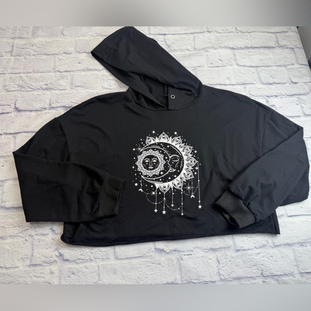 ROMWE Black Knit Cropped Hoodie w/ White Sun&Moon Design. Size XL. Whimsigoth.